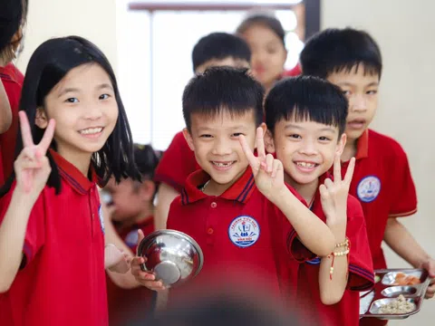 Phí đón con muộn - gửi sớm và hàng loạt khoản thu đối với phụ huynh Hà Nội