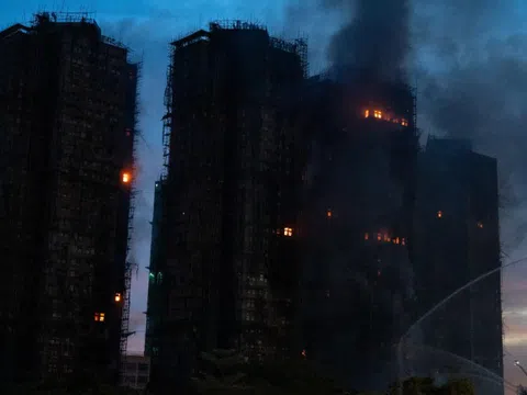 Hỏa hoạn nghiêm trọng ở Hồng Kông: Lửa cháy xuyên đêm, hé lộ nguyên nhân đám cháy lan nhanh