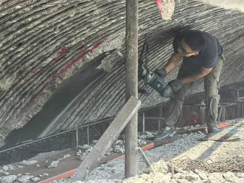 Rào chắn, sửa chữa chân cầu Vĩnh Tuy sau vụ cháy bãi giữ xe