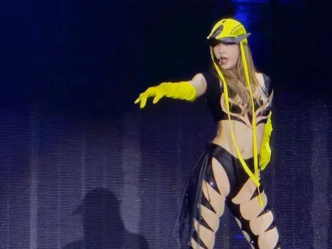 Bộ trang phục biểu diễn “mặc như không mặc” của Lisa gây tranh cãi