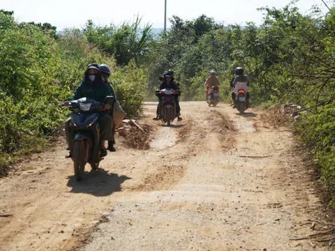 Đường gần 20 tỷ ở Quảng Ngãi xuống cấp, người dân miền núi “nín thở” mỗi lần đi qua