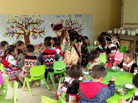 ‘Cô Pay bản Mông’ và câu chuyện giáo viên cắm bản