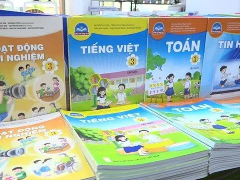 Không để học sinh vùng lũ thiếu sách giáo khoa khi trở lại trường