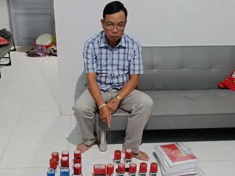 Tạm giữ hình sự người đàn ông, thu 33 con dấu và hơn 100 hồ sơ