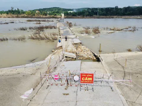 Lũ cuốn trôi một phần cầu tràn ở Quảng Ngãi, người dân chật vật đi vòng hàng chục kilomet