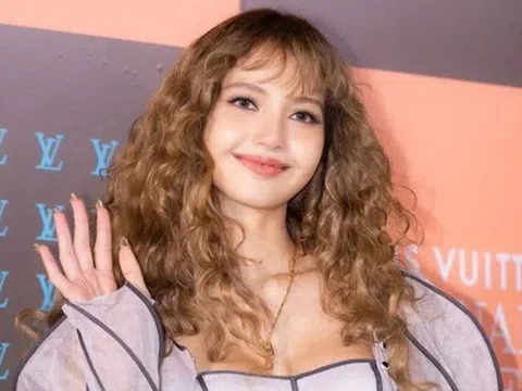 Phong cách ngọt ngào như công chúa tóc mây của Lisa gây sốt