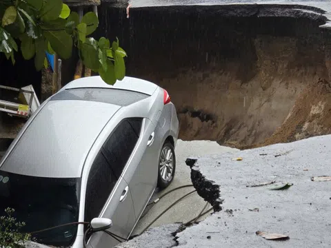 Mặt đường trung tâm TP. Đà Nẵng sụt lún tạo hố sâu