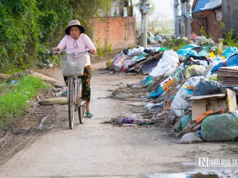 Đắk Lắk: Lũ rút, rác vẫn "ngập ngụa" trên đường, người dân lo ô nhiễm môi trường