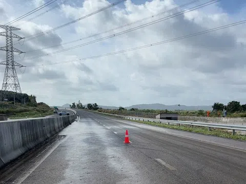 Khôi phục lưu thông phương tiện trên 2 tuyến cao tốc sau sự cố ngập sâu