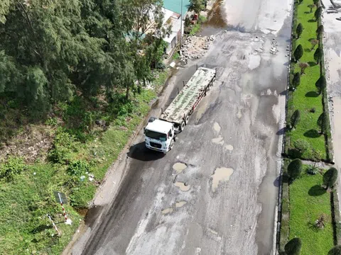 Đường huyết mạch khu kinh tế Dung Quất xuống cấp trầm trọng, dân Quảng Ngãi “nín thở” mỗi lần đi qua