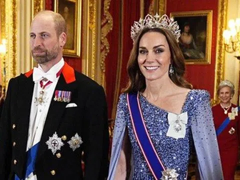 Vương phi Kate đội vương miện đính 2.600 viên kim cương