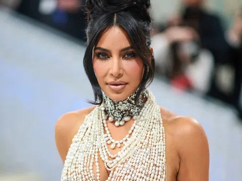 Lý do Kim Kardashian mặc sang trọng, đeo trang sức triệu USD tới tòa