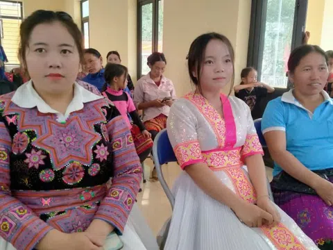 Vượt núi đi tìm con chữ: Hành trình của những người phụ nữ Mông vùng biên