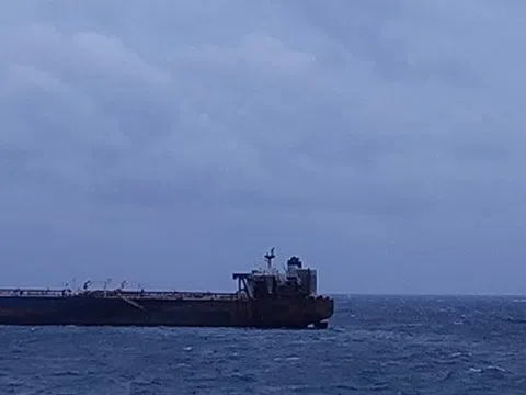 Bị một tàu chở dầu dài 274 mét áp sát bờ biển, Bulgaria lập tức phản ứng