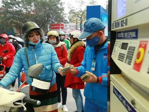 Giá xăng tăng, dầu giảm