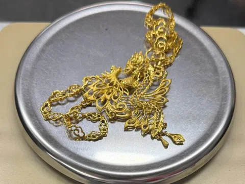 Sự thật phía sau sợi dây chuyền vàng được giấu trong bồn xả nước nhà vệ sinh