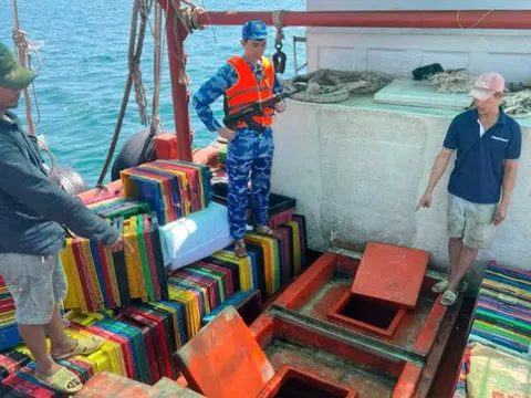 Bắt giữ, điều tra tàu cá vận chuyển hàng nghìn lít dầu DO không rõ nguồn gốc