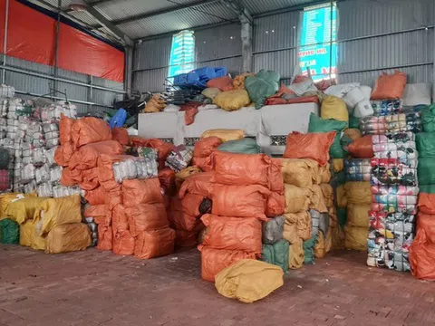 Tạm giữ hơn 94 tấn quần áo cũ không rõ nguồn gốc