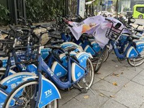 Hà Nội: Xe đạp công cộng phủ bụi, “nằm chờ khách” giữa phố