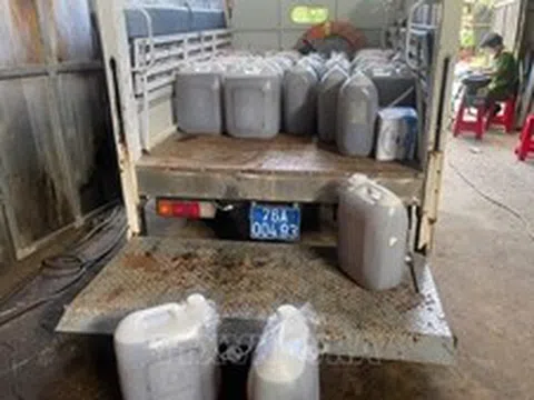 Tạm giữ hơn 3.000 lít dầu DO không rõ nguồn gốc