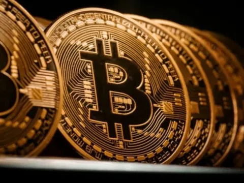 Giá Bitcoin 'bốc hơi' 30% từ đỉnh, áp lực bán tháo gia tăng dù Fed giảm lãi suất