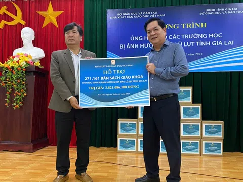 NXB Giáo dục Việt Nam tặng sách giáo khoa cho học sinh vùng lũ Gia Lai