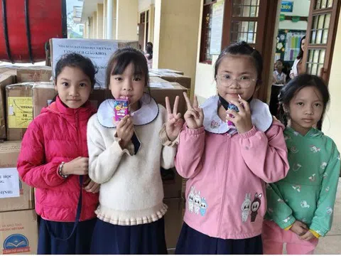 Trao sách giáo khoa cho học sinh vùng lũ Hòa Thịnh