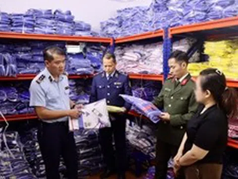 Kiểm tra điểm chứa trữ gần 6.500 bộ quần áo nghi giả nhãn hiệu bán trên thương mại điện tử