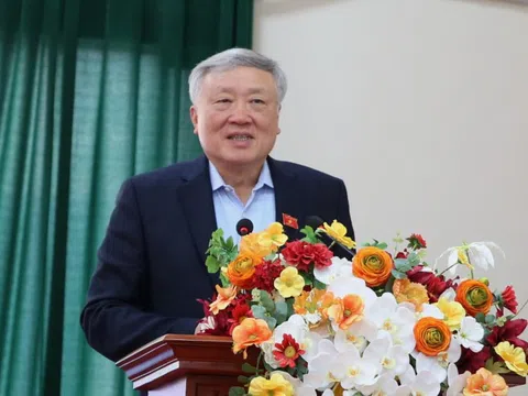 Phó Thủ tướng Thường trực Nguyễn Hòa Bình xem xét, trao đổi, trả lời từng ý kiến, kiến nghị của cử tri