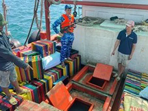 Cảnh sát biển bắt giữ tàu cá vận chuyển 60.000 lít dầu DO không rõ nguồn gốc
