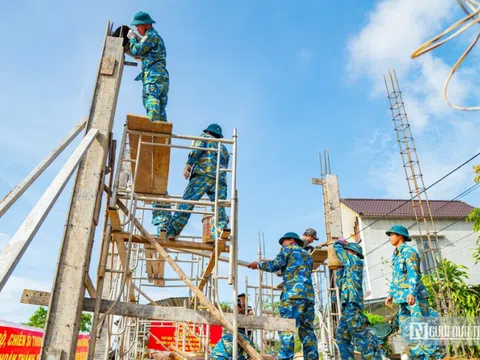 Chùm ảnh: Bộ đội thần tốc xây nhà cho người dân vùng lũ