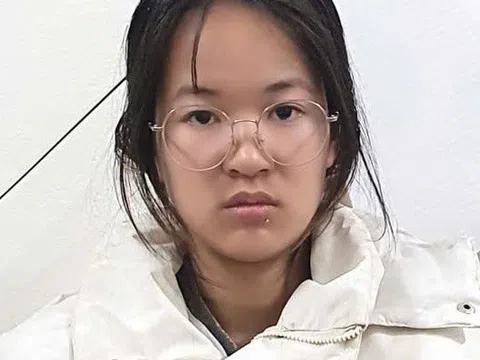 Cô gái trẻ bị bắt giữ vì 2 lọ nhựa chứa dung dịch màu trắng