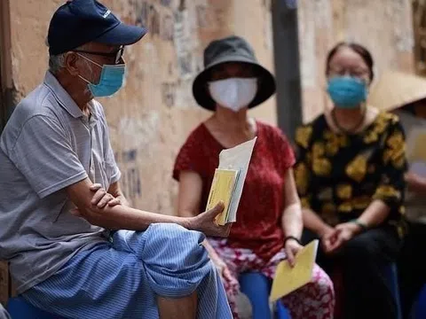 Người từ 70 tuổi trở lên được chi trả 500.000 đồng tiền trợ cấp hưu trí xã hội hằng tháng theo điều kiện nào?