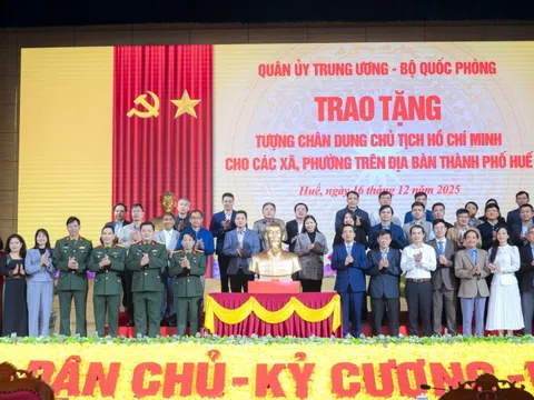 Trao tặng tượng chân dung Chủ tịch Hồ Chí Minh cho 40 xã, phường ở TP. Huế