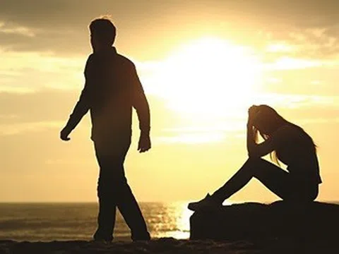 Buông chiếc ly vỡ xuống