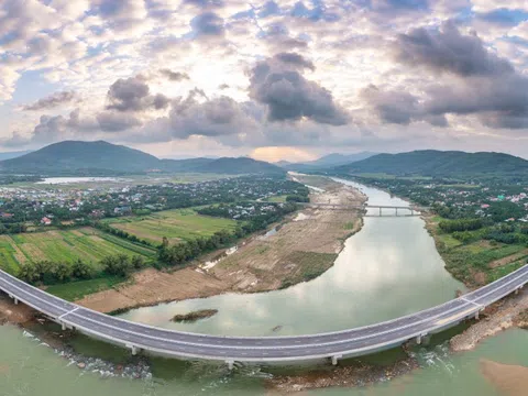 Thông tuyến cao tốc qua Quảng Ngãi, Khu kinh tế Dung Quất có dự án sản xuất thép ray "khủng"