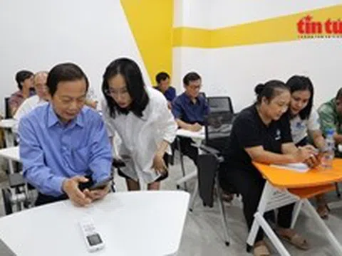 Bình dân học vụ số của những mái đầu bạc - Bài 1: Lớp học ‘tóc bạc’ và những người thầy tuổi đôi mươi