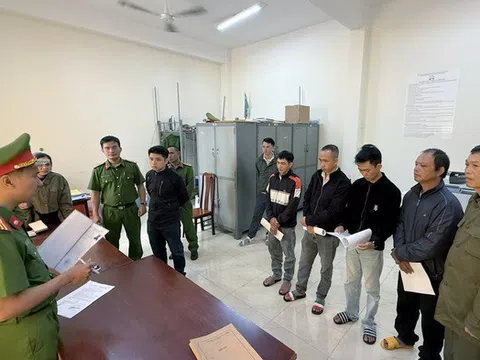 Bố mẹ và con trai bị khởi tố vì đánh nhau với hàng xóm