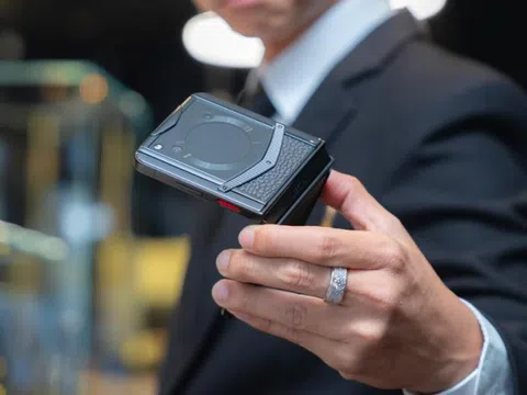 Điện thoại gập đầu tiên của Vertu được đón nhận thế nào tại Việt Nam?