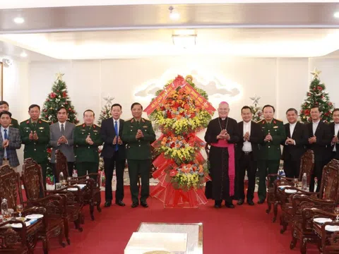 Bộ Tư lệnh Quân khu 4 chúc mừng Giáng sinh Tổng Giáo phận Huế