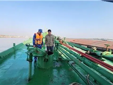 Cảnh sát biển tạm giữ tàu chở 15.000 kg dầu FO không rõ nguồn gốc
