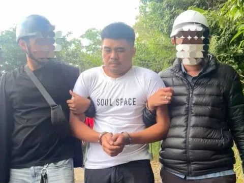 Bắt đối tượng dùng kéo tấn công vợ giữa đường