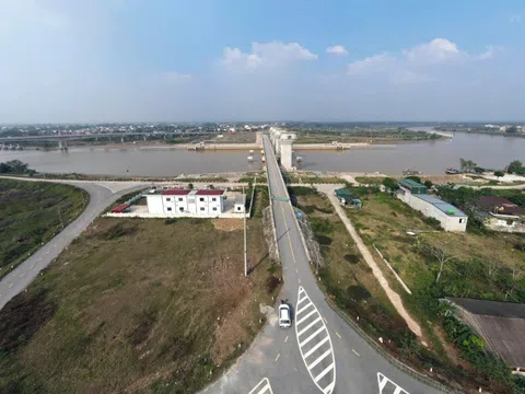 Cầu 800 tỷ đồng hoàn thiện nhưng "đóng cửa", học sinh vượt rào để tránh tiền đò