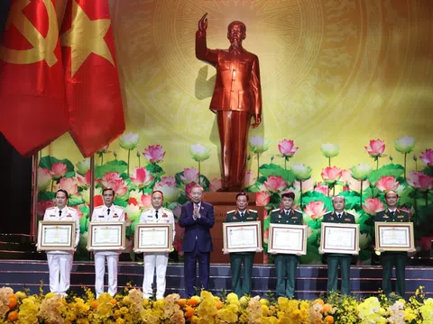 Lãnh đạo Đảng, Nhà nước trao danh hiệu Anh hùng tặng các tập thể, cá nhân