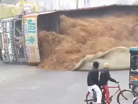 Xe tải lật nghiêng đè trúng ô tô con, tài xế tử vong thương tâm