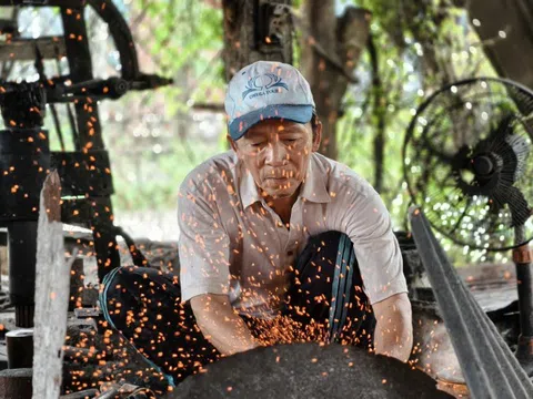 Làng nghề 300 năm tuổi ở Quảng Ngãi đỏ lửa những ngày cận Tết