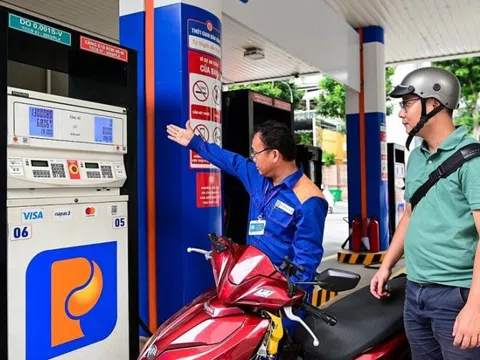 Giá xăng giảm mạnh