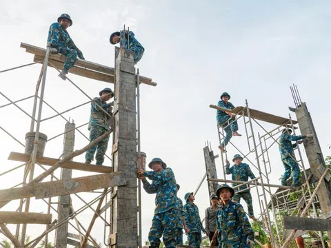 Trung đoàn 910 thần tốc thực hiện 'Chiến dịch Quang Trung', mang mái ấm đến với bà con vùng lũ