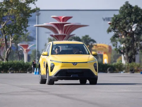 Ưng khả năng tiết kiệm chi phí của VF e34, tài xế dịch vụ mạnh dạn lên đời Limo Green