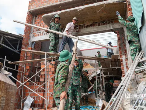 Xuyên ngày nghỉ, bộ đội quyết tâm dựng lại nhà cho người dân ở Gia Lai